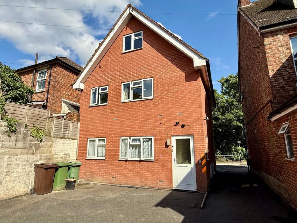 Lot: 68 - FREEHOLD INVESTMENT - PURPOSE-BUILT BLOCK OF TWO FLATS - Rear of property